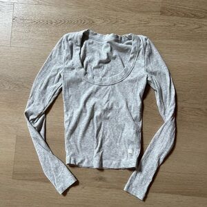 Vuori Light Gray Long Sleeve Women's Top